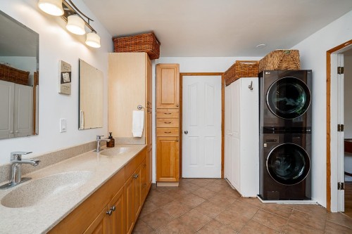 7397 Bates Road, Delta, BC - Indoor Photo Showing Laundry Room
