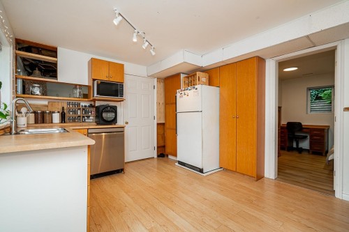 7397 Bates Road, Delta, BC - Indoor Photo Showing Kitchen
