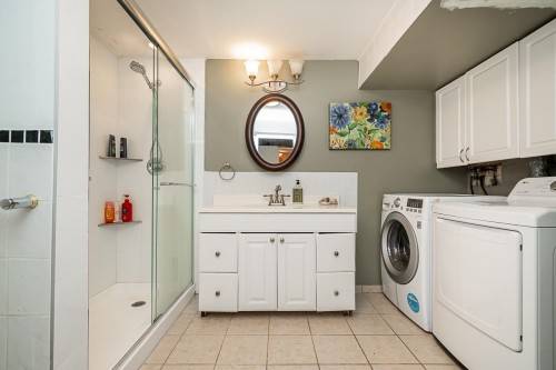 7397 Bates Road, Delta, BC - Indoor Photo Showing Laundry Room
