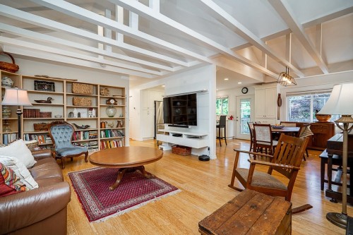 7397 Bates Road, Delta, BC - Indoor Photo Showing Living Room