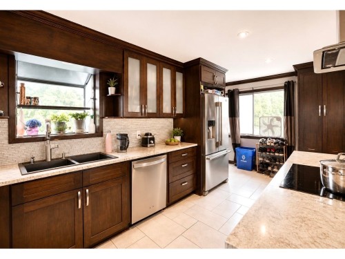 1783 Everett Road, Abbotsford, BC - Indoor Photo Showing Kitchen With Double Sink