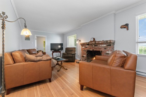 39965 No. 5 Road, Abbotsford, BC - Indoor Photo Showing Living Room With Fireplace