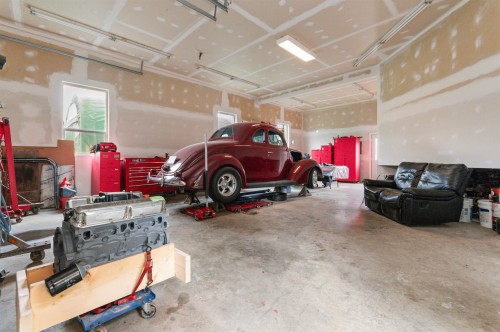 39965 No. 5 Road, Abbotsford, BC - Indoor Photo Showing Garage