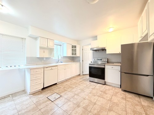 13475 Hilton Road, Surrey, BC - Indoor Photo Showing Kitchen