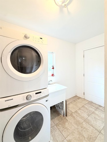 13475 Hilton Road, Surrey, BC - Indoor Photo Showing Laundry Room