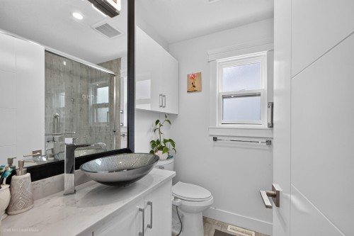 16166 92 Avenue, Surrey, BC - Indoor Photo Showing Bathroom