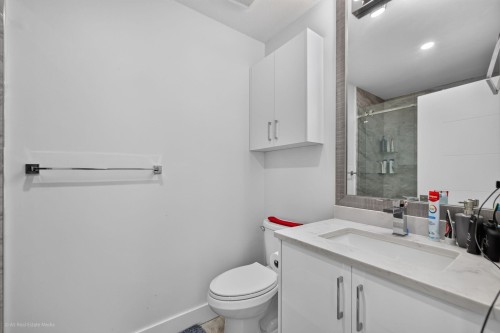 16166 92 Avenue, Surrey, BC - Indoor Photo Showing Bathroom
