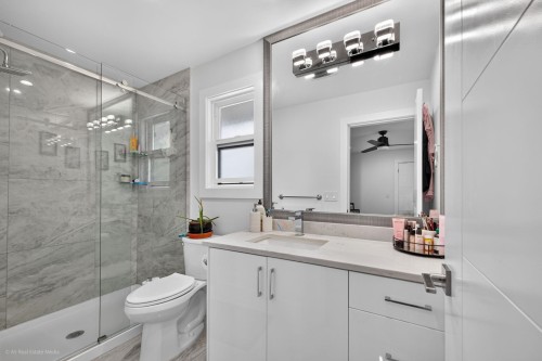16166 92 Avenue, Surrey, BC - Indoor Photo Showing Bathroom