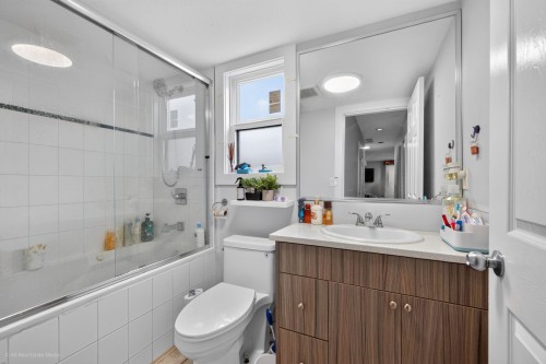 16166 92 Avenue, Surrey, BC - Indoor Photo Showing Bathroom