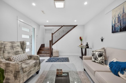 16166 92 Avenue, Surrey, BC - Indoor Photo Showing Living Room