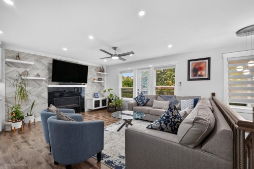16166 92 Avenue, Surrey, BC - Indoor Photo Showing Living Room With Fireplace