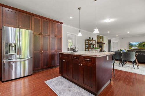 608 Arnold Road, Abbotsford, BC - Indoor Photo Showing Kitchen With Upgraded Kitchen