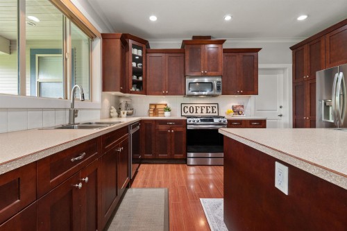 608 Arnold Road, Abbotsford, BC - Indoor Photo Showing Kitchen With Double Sink
