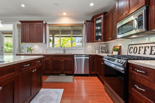 608 Arnold Road, Abbotsford, BC - Indoor Photo Showing Kitchen With Upgraded Kitchen
