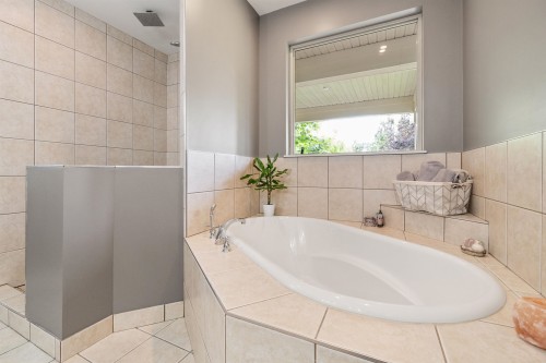 608 Arnold Road, Abbotsford, BC - Indoor Photo Showing Bathroom