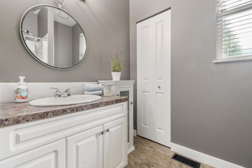 608 Arnold Road, Abbotsford, BC - Indoor Photo Showing Bathroom