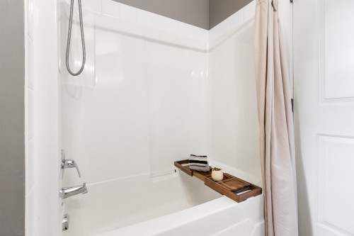 608 Arnold Road, Abbotsford, BC - Indoor Photo Showing Bathroom