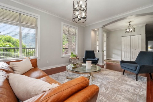 608 Arnold Road, Abbotsford, BC - Indoor Photo Showing Living Room