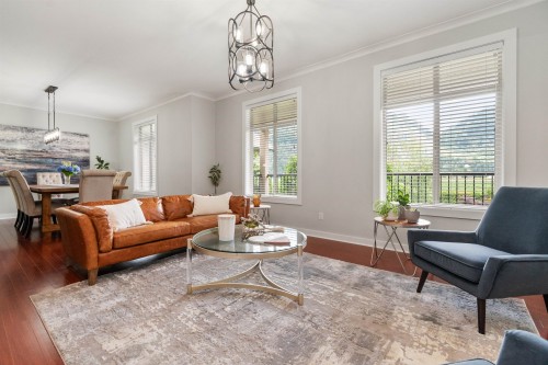 608 Arnold Road, Abbotsford, BC - Indoor Photo Showing Living Room