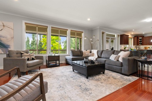 608 Arnold Road, Abbotsford, BC - Indoor Photo Showing Living Room