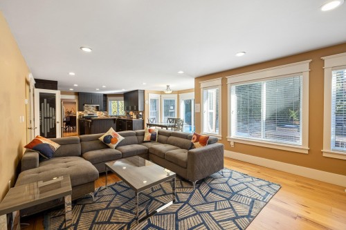 15355 80A Avenue, Surrey, BC - Indoor Photo Showing Living Room