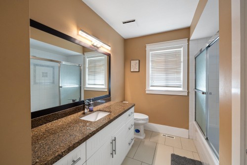 15355 80A Avenue, Surrey, BC - Indoor Photo Showing Bathroom