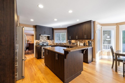 15355 80A Avenue, Surrey, BC - Indoor Photo Showing Kitchen With Upgraded Kitchen