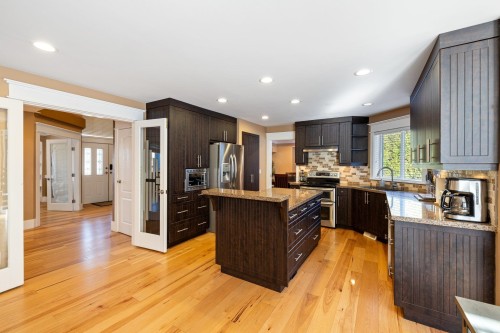15355 80A Avenue, Surrey, BC - Indoor Photo Showing Kitchen With Upgraded Kitchen