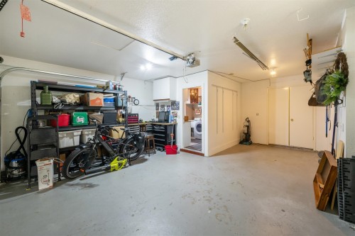 15239 29A Avenue, Surrey, BC - Indoor Photo Showing Garage