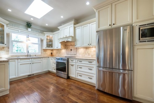 15239 29A Avenue, Surrey, BC - Indoor Photo Showing Kitchen With Upgraded Kitchen
