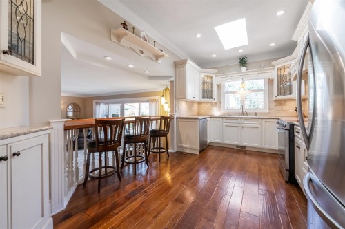 15239 29A Avenue, Surrey, BC - Indoor Photo Showing Kitchen With Upgraded Kitchen