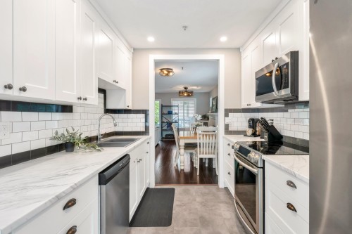 24-20761 Telegraph Trail, Langley, BC - Indoor Photo Showing Kitchen With Double Sink With Upgraded Kitchen