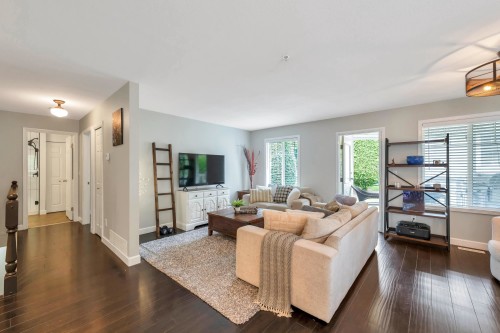 24-20761 Telegraph Trail, Langley, BC - Indoor Photo Showing Living Room