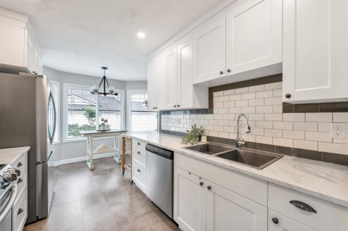 24-20761 Telegraph Trail, Langley, BC - Indoor Photo Showing Kitchen With Double Sink With Upgraded Kitchen