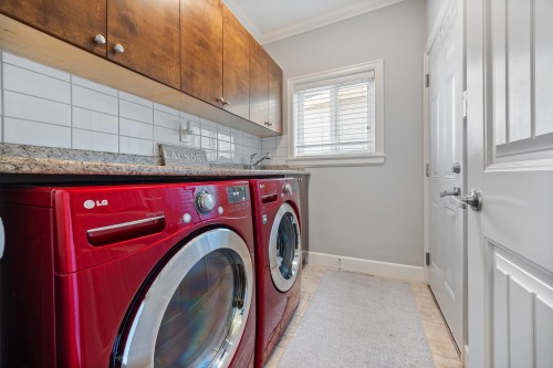 17433 1 Avenue, Surrey, BC - Indoor Photo Showing Laundry Room