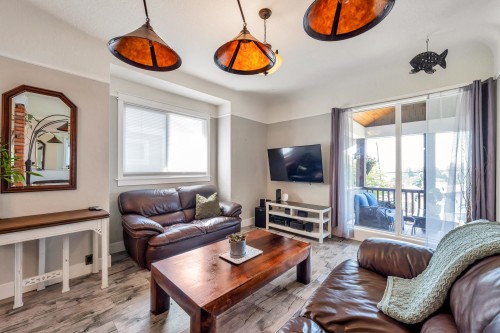 32857 3Rd Avenue, Mission, BC - Indoor Photo Showing Living Room