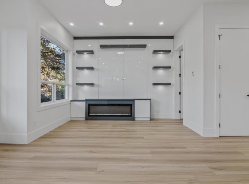 32735 Marshall Road, Abbotsford, BC - Indoor Photo Showing Other Room With Fireplace