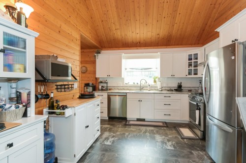 25330 72 Avenue, Langley, BC - Indoor Photo Showing Kitchen