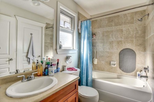 6914 190 Street, Surrey, BC - Indoor Photo Showing Bathroom