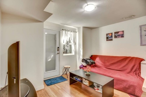 6914 190 Street, Surrey, BC - Indoor Photo Showing Living Room