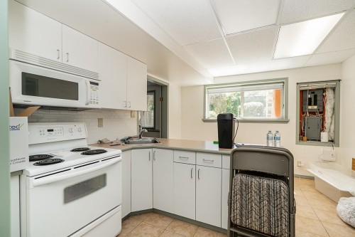 13852 Malabar Avenue, White Rock, BC - Indoor Photo Showing Kitchen