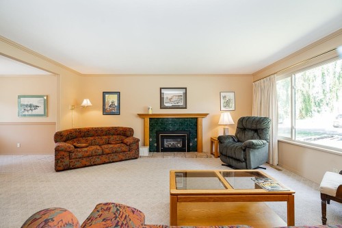 13852 Malabar Avenue, White Rock, BC - Indoor Photo Showing Living Room With Fireplace