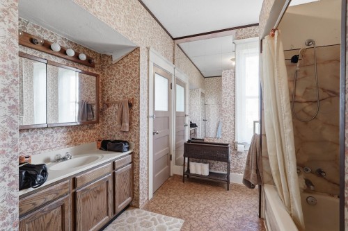 16913 66 Avenue, Surrey, BC - Indoor Photo Showing Bathroom