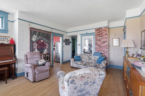 16913 66 Avenue, Surrey, BC - Indoor Photo Showing Living Room