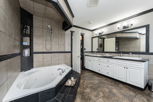 23742 68 Avenue, Langley, BC - Indoor Photo Showing Bathroom