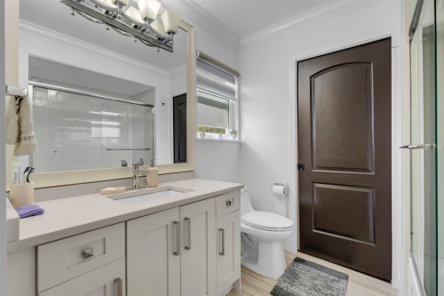13232 82 Avenue, Surrey, BC - Indoor Photo Showing Bathroom