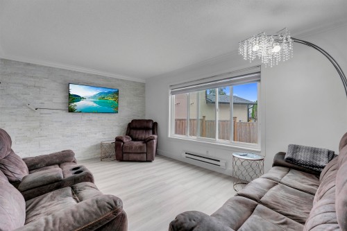13232 82 Avenue, Surrey, BC - Indoor Photo Showing Living Room