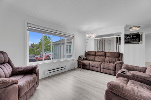 13232 82 Avenue, Surrey, BC - Indoor Photo Showing Living Room