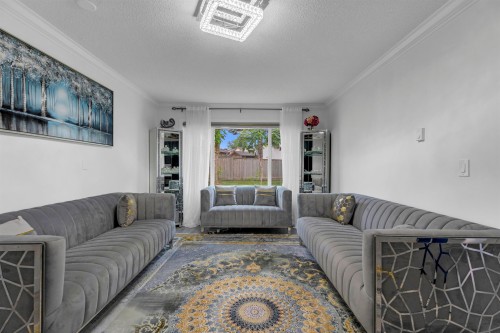 13232 82 Avenue, Surrey, BC - Indoor Photo Showing Living Room