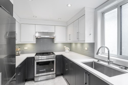 Main-10993 Lyon Road, Delta, BC - Indoor Photo Showing Kitchen With Upgraded Kitchen